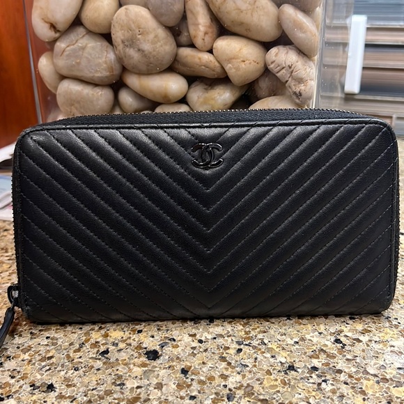 Chanel Wallet - Picture 1 of 17